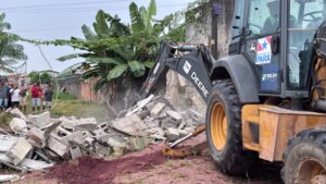 Prefeitura de Belém derrubada de muros no Itororó e moradores comemoram