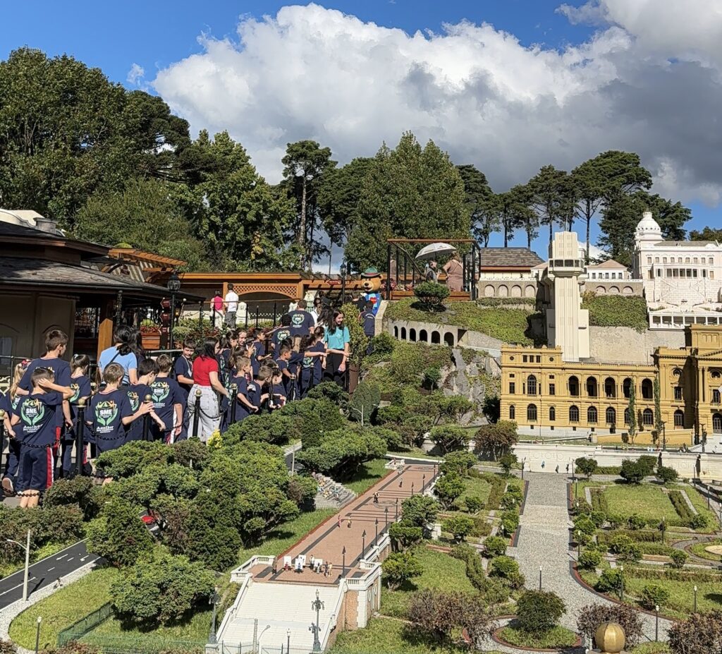 Mini Mundo participa do Dia Nacional da Alegria e recebe estudantes de Rolante em ação de inclusão