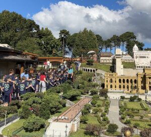 Mini Mundo participa do Dia Nacional da Alegria e recebe estudantes de Rolante em ação de inclusão