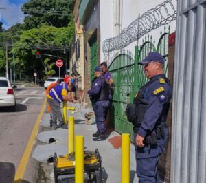 Prefeitura retira obstáculos irregulares de calçada do Reduto