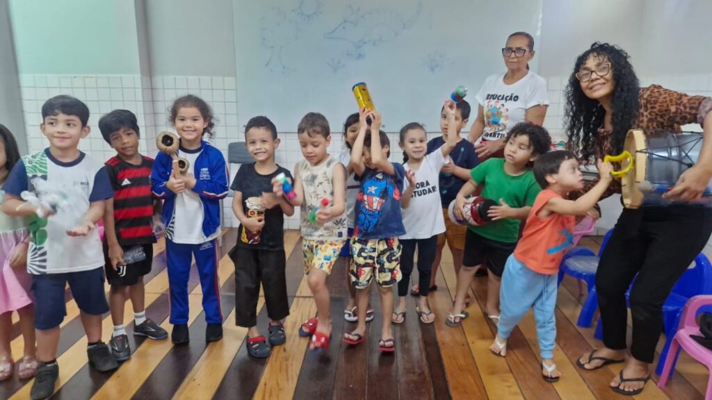 Música e criatividade impulsionam aprendizado infantil