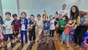 Música e criatividade impulsionam aprendizado infantil