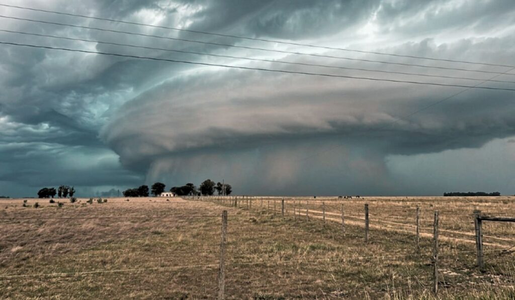 Ventos de 125 km/h e tempestades: ciclone avança nas próximas horas e deixa 8 estados em alerta