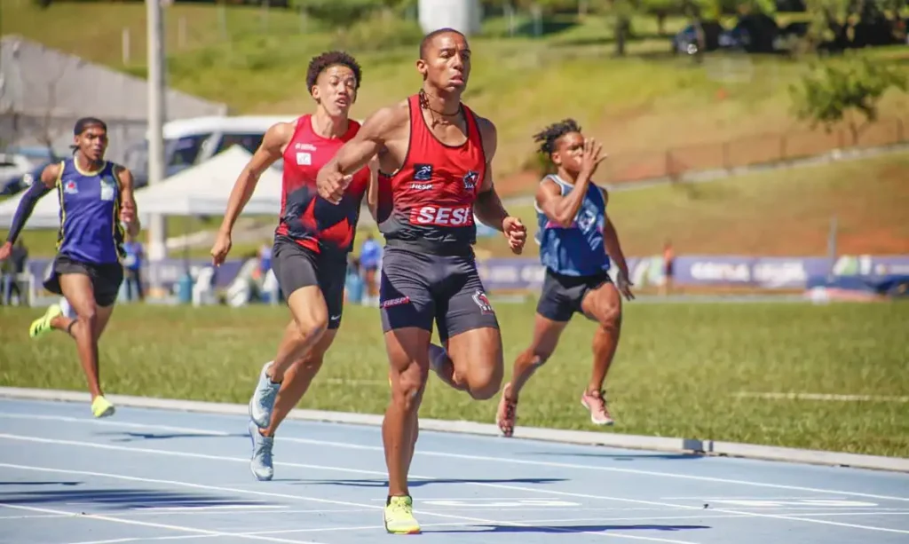Erik Cardoso supera recorde nos 100 m, mas não tem marca homologada