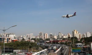 Empresas aéreas terão linha de crédito para enfrentar alta de custos