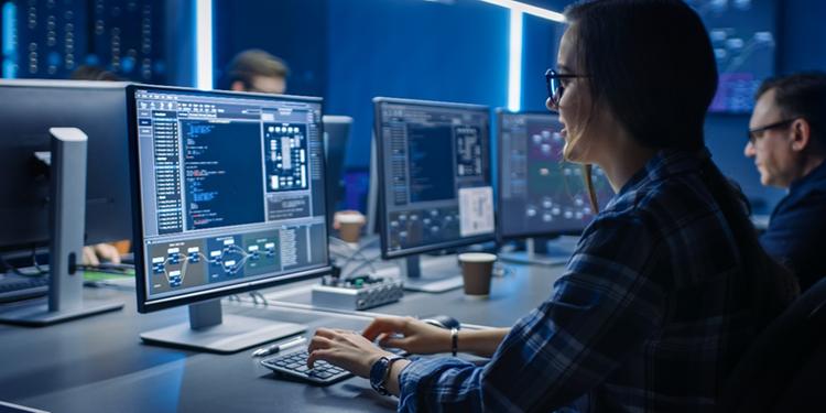 Concursos de TI ganham força em 2026 e oferecem salários de até R$ 26 mil