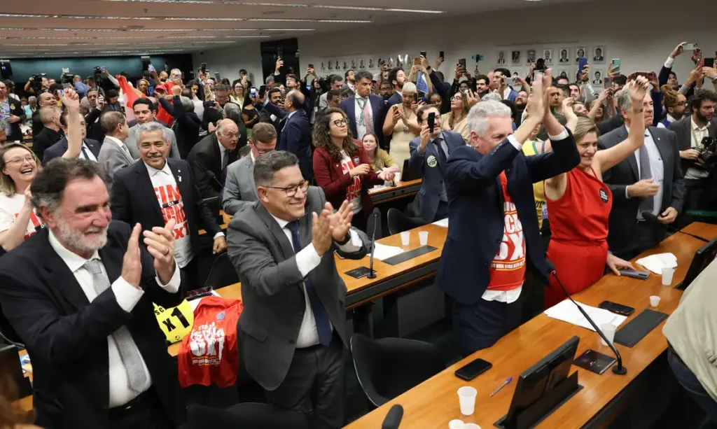 Comissão aprova em dois turos o fim da escala 6X1