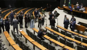 Câmara aprova MP que prevê renovação automática de CNH