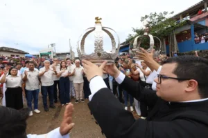 Governadora Hana Ghassan participa do tradicional Círio Fluvial do Divino Espírito Santo em Moju