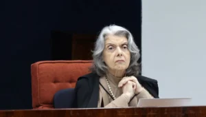 Cármen Lúcia anuncia saída do TSE