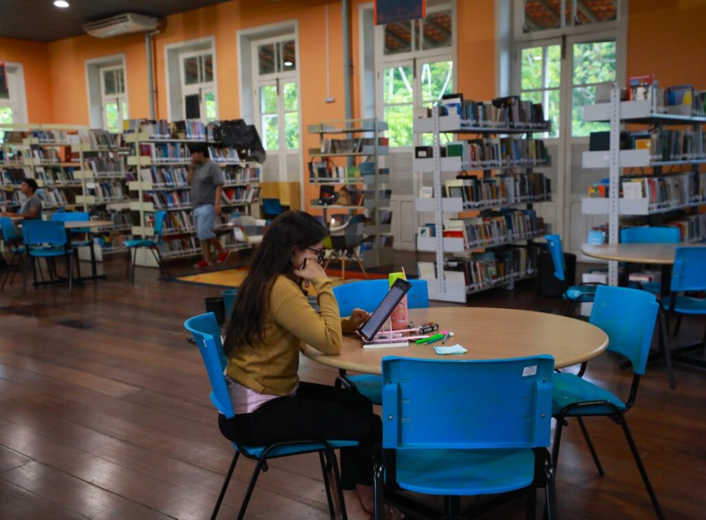 Amor pela literatura resiste nas bibliotecas