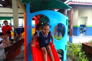Prefeitura entrega 4.000 playgrounds e 850 notebooks na rede municipal