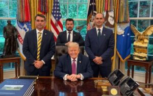 Flávio encontra Donald Trump ao lado de Eduardo e Figueiredo