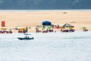 Praia do Tucunaré reaparece e marca início do verão amazônico em Marabá