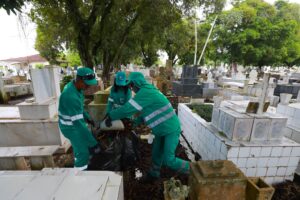 Dia das Mães: Sezel realiza força-tarefa de limpeza nos cemitérios
