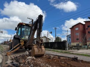 Moradores do Tenoné 2 comemoram início da operação Tapa-Buraco