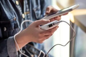 Passageiros devem ficar atentos às novas regras para transporte de power banks em voos
