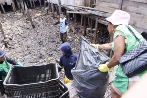 Força-tarefa retira mais de 10 toneladas de lixo na Vila da Barca