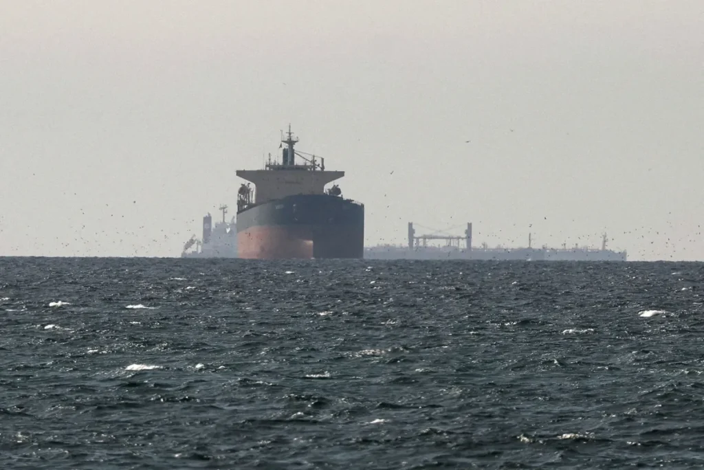 Navio dos EUA é atacado com mísseis iranianos em Ormuz, diz mídia do país
