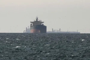 Navio dos EUA é atacado com mísseis iranianos em Ormuz, diz mídia do país