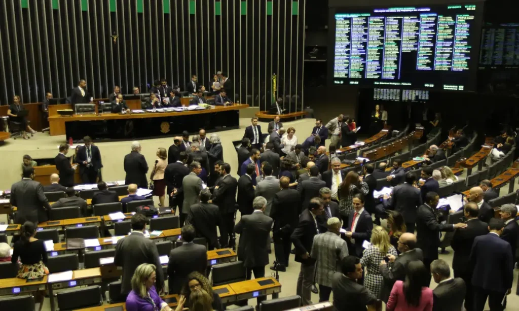 Congresso derruba veto que proibia repasses a municípios inadimplentes