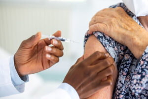 Governo do Brasil alerta que vacinação contra gripe deve ser intensificada antes do inverno
