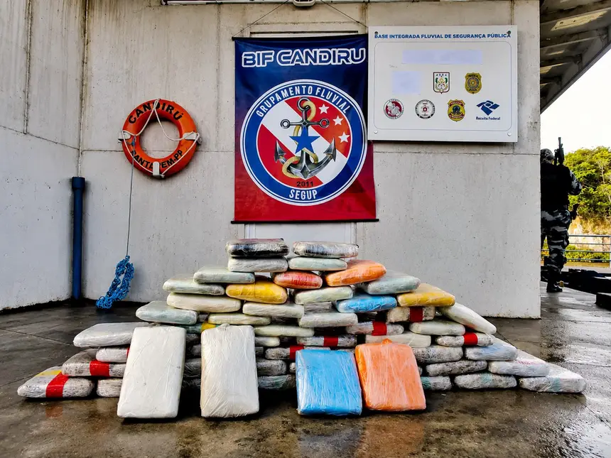 Base Integrada Candiru apreende 61 quilos de drogas escondidos em caixa de som e malas em embarcação