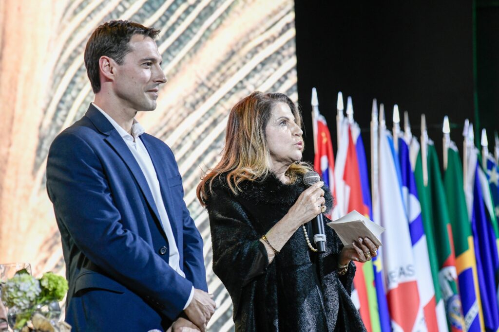 Com bar montado em palco no Palácio dos Festivais, abertura do Connection Terroirs do Brasil tem homenagens e certificações