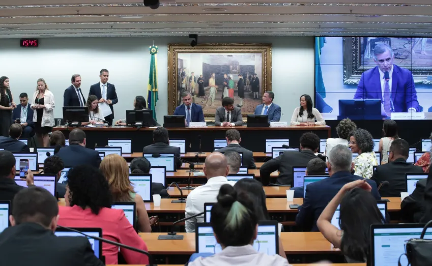 CCJ da Câmara aprova proposta que reduz maioridade penal de 18 para 16 anos