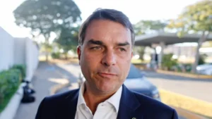 Flávio Bolsonaro nega ligação entre operação em São Paulo e filme sobre Jair Bolsonaro