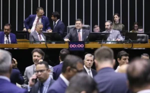 Bancadas do PL e do PT lideram assinaturas por pedidos de CPI do Master