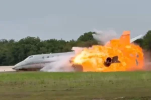 Vídeo: Avião explode em pouso e deixa dois mortos na República Dominicana