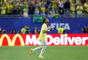 Neymar se torna segundo jogador a vestir a camisa 10 do Brasil em quatro Copas