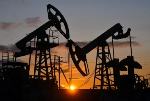 Petróleo despenca 4% após anúncio de acordo entre Irã e EUA