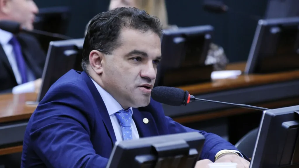 Deputado é alvo da PF por suspeita de desvio de emendas