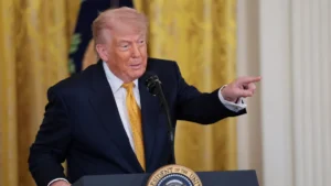 Trump diz que EUA atacarão novamente o Irã após derrubada de helicóptero