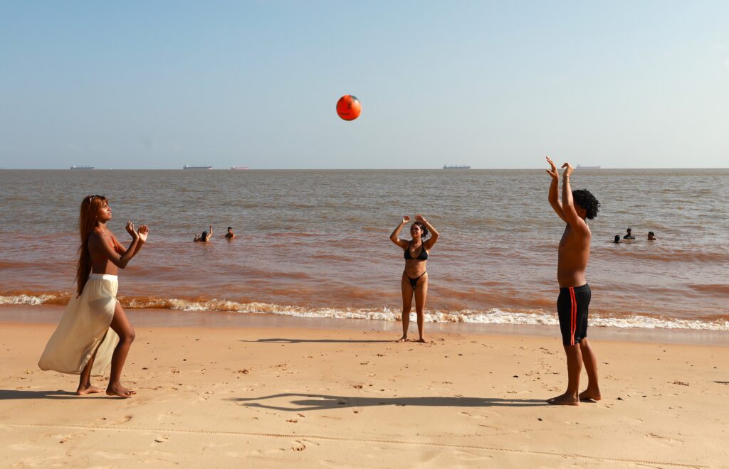 Praias próprias para banho movimentam sábado de verão em Mosqueiro
