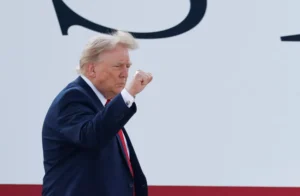 Trump ameaça atacar Irã caso Teerã tente assassiná-lo