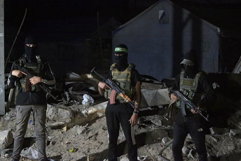 Hamas deixa governo de Gaza e provoca reação imediata de Israel em meio a plano internacional