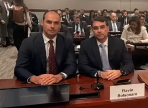 Flávio Bolsonaro defende Pix nos EUA e critica tarifas: “pior momento possível”