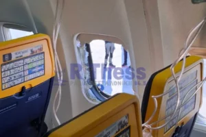 Passageiro é sugado para fora de avião “até os ombros” após janela quebrar