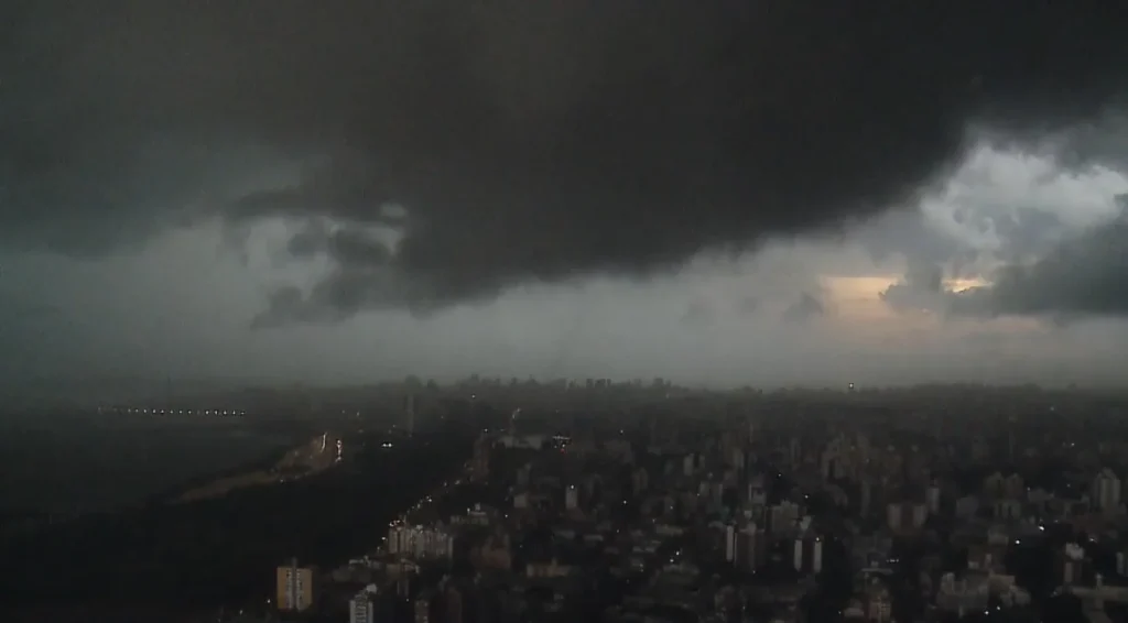 Tempestades com ventos de até 90 km/h colocam RS em atenção
