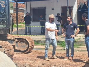 Prefeito vistoria obras de drenagem na rua São Clemente, no Mata Fome