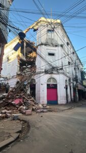 Centro Comercial de Belém segue interditado após desabamento de fachada; área permanece com risco estrutural