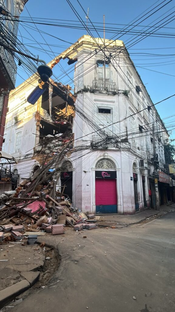 Centro Comercial de Belém segue interditado após desabamento de fachada; área permanece com risco estrutural