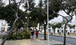 Ventania deixa ao menos duas mortes e um desaparecido na capital carioca