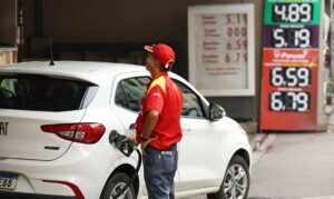 Aumento de etanol na gasolina divide opiniões sobre impacto em carros, sobretudo os mais antigos; flex não tem problema algum
