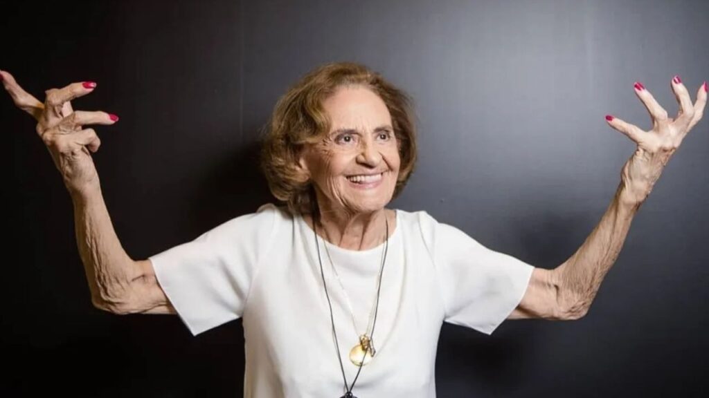 Atriz Laura Cardoso morreu em casa após se sentir mal, afirma filha