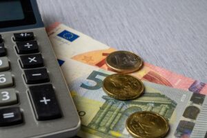 Inflação da Zona do Euro acelera para perto de 3% e reforça expectativa de alta dos juros