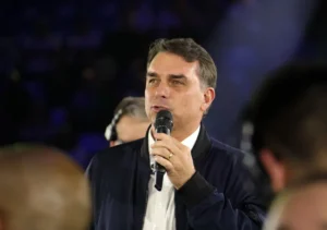 Flávio volta a aparecer filiado ao PL em sistema do TSE